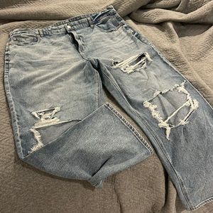 American Eagle 90’s straight leg. Light wash. Ripped/distressed look.